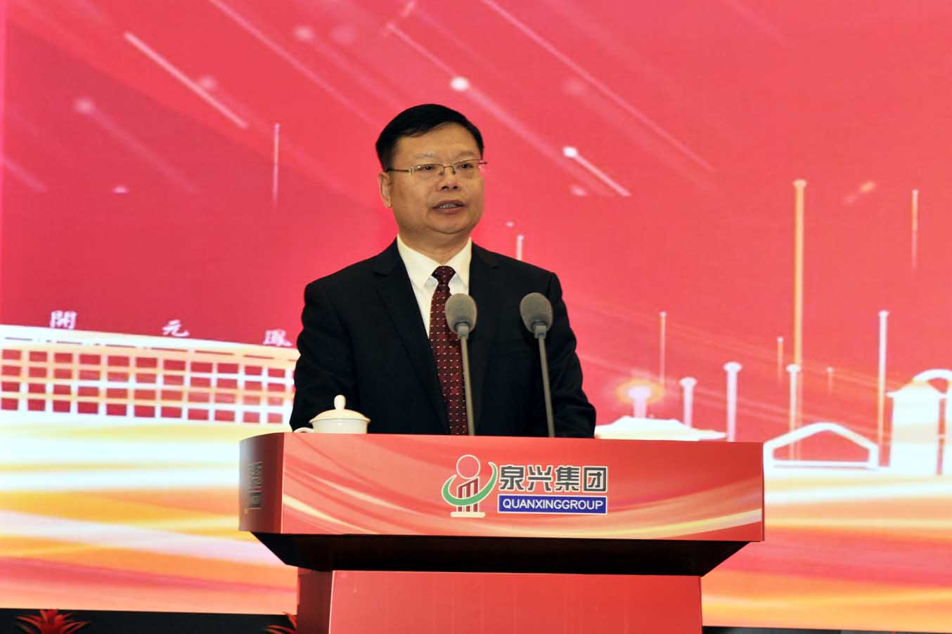 董事长作报告1.jpg 董事长作报告1.jpg